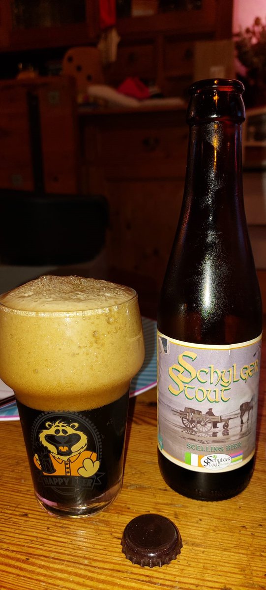 René de Beer geniet op Terschelling van zijn Schylger Stout in een "happy Beer" glas...hij is lekker!  📷