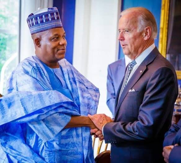 Erickk_brazee's tweet photo. We made inquiry into this photograph, the White House had confirmed that there was no such meeting between Shettima and Biden.

APC is fraud 😂 https://t.co/zPPmeOnBeD