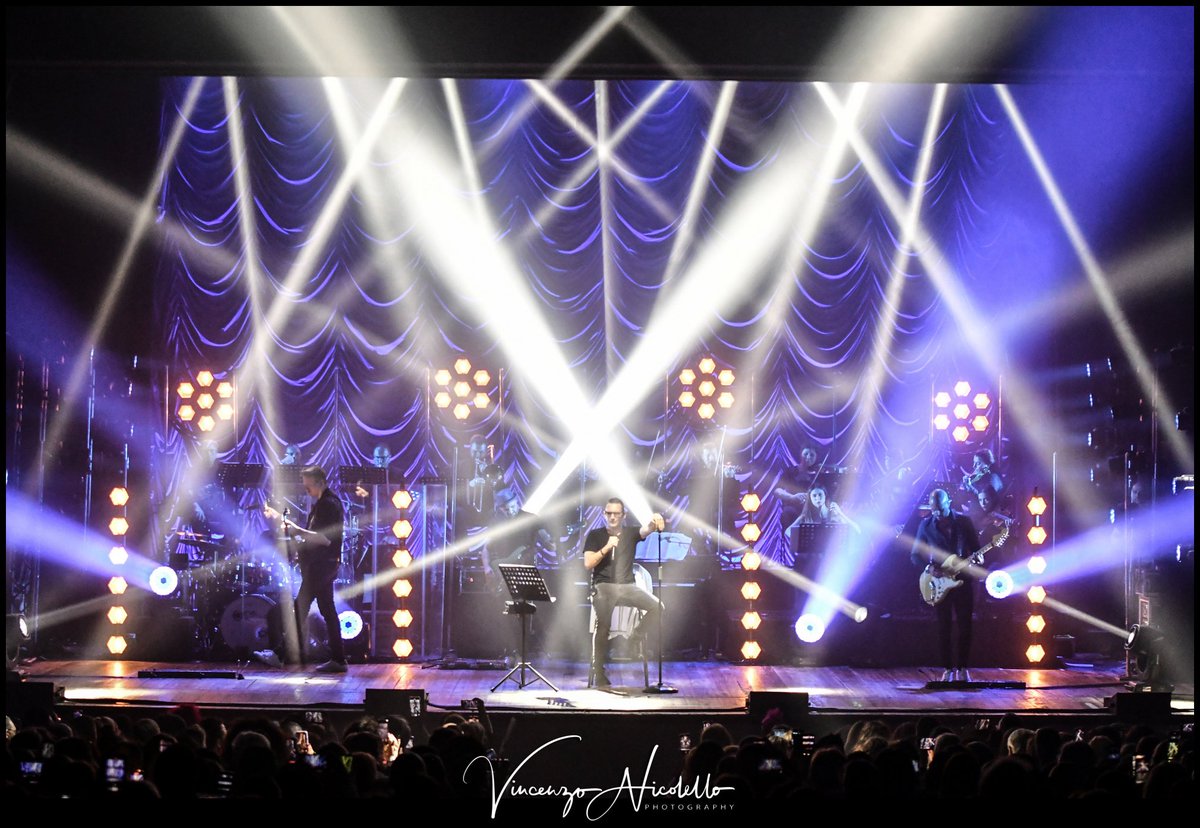 rockmoda's tweet image. Grazie Torino! Ieri sera emozioni a non finire nel Teatro Colosseo 🫶🏻
E ora si torna a Milano! Appuntamento a mercoledì 5, già sold out, e giovedì 6 aprile al Teatro Arcimboldi 🎻

 📸 Vincenzo Nicolello
#Modà #ModàLive #ModàeOrchestra #Modà20 #Gioia10 #Romantici @officialFandP