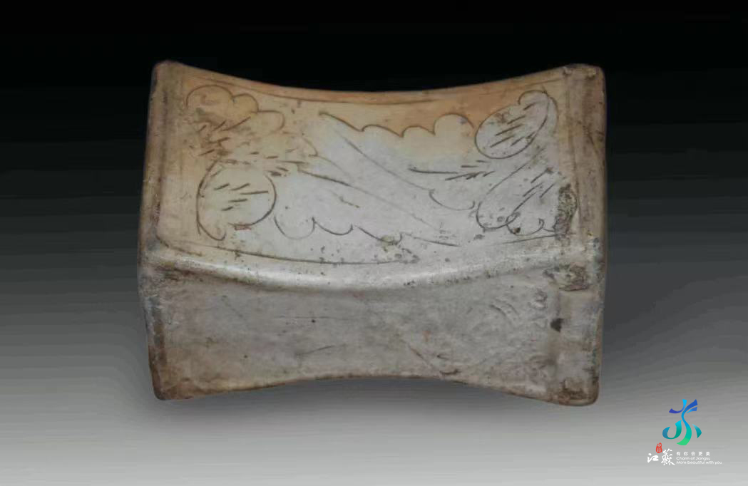 VisitJiangsu's tweet photo. #CultureJS This ceramic pillow produced in Cizhou kiln complexes from Song Dynasty (960-1279), resting elegantly in the Hongze Lake Museum in Huai'an, Jiangsu, is an exceptional and significant artifact of ancient Chinese culture.#ArtCulture https://t.co/sVdMufeegu