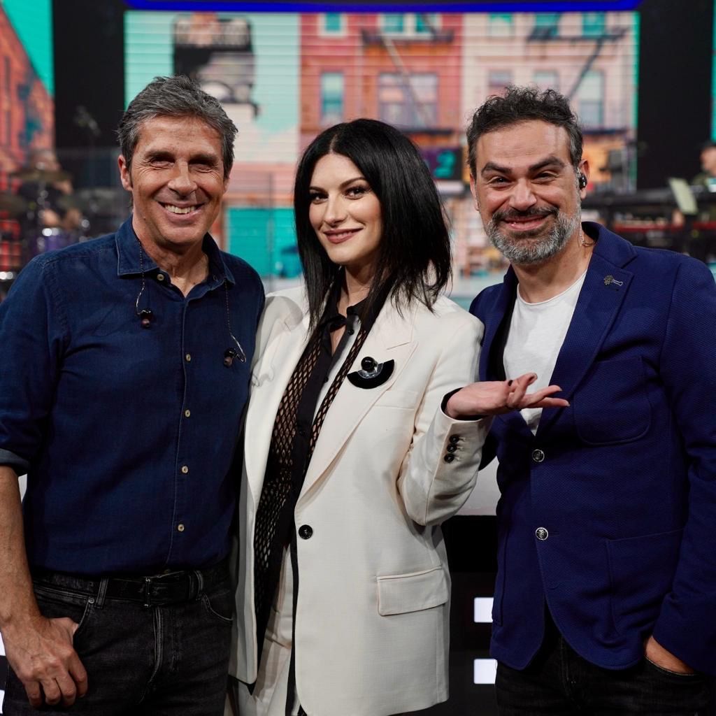 RaiRadio2's tweet photo. Grazie a @LauraPausini per essere stata con noi a #Radio2SocialClub 🌺 

📸 con @LbarbarossaLuca e @andyPERRONI

Riascolta la puntata 👉 https://t.co/8KPpV3krPp https://t.co/4fkJucyrm7