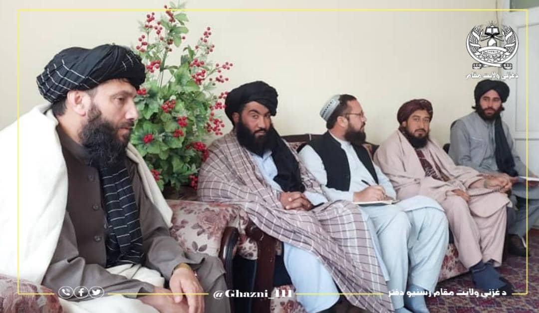 Ghazni_111's tweet photo. د غزني ولایت مرستیال والي وایي: له خلکو سره مرسته او همکاري نه یوازې د دولت بلکې د ټولو مسؤلیت دی. نن ورځ یکشنبه مخکې له غرمې چې د ١٤٤٤/٩/١٢ ه ق نيټې سره سمون لري، د غزني مرستیال والي ښاغلي قاري ګل حیدر له کابل څخه د خوړو نړیوال پروګرام یا WFP مرستندویه مؤسسې د راغلي پلاوي https://t.co/vN99uWcSyV