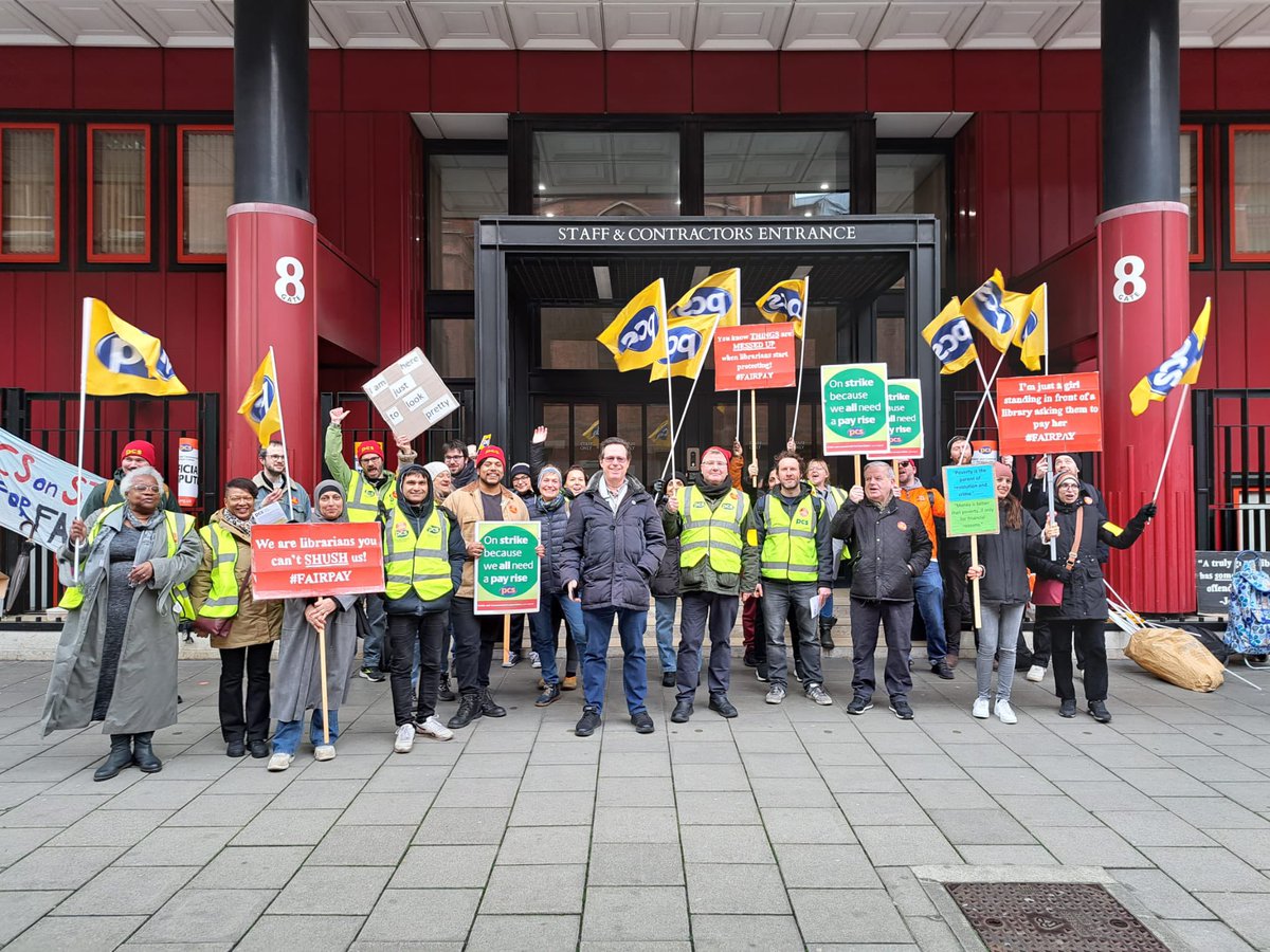 📚 Our picket outside standing strong <a href="/britishlibrary/">British Library</a> this morning. 

📑 We are on strike for fair pay, better pensions and to protect our T&amp;Cs. 

🚩 Join us from ~08:30 every morning this week.

#PCSonstrike
