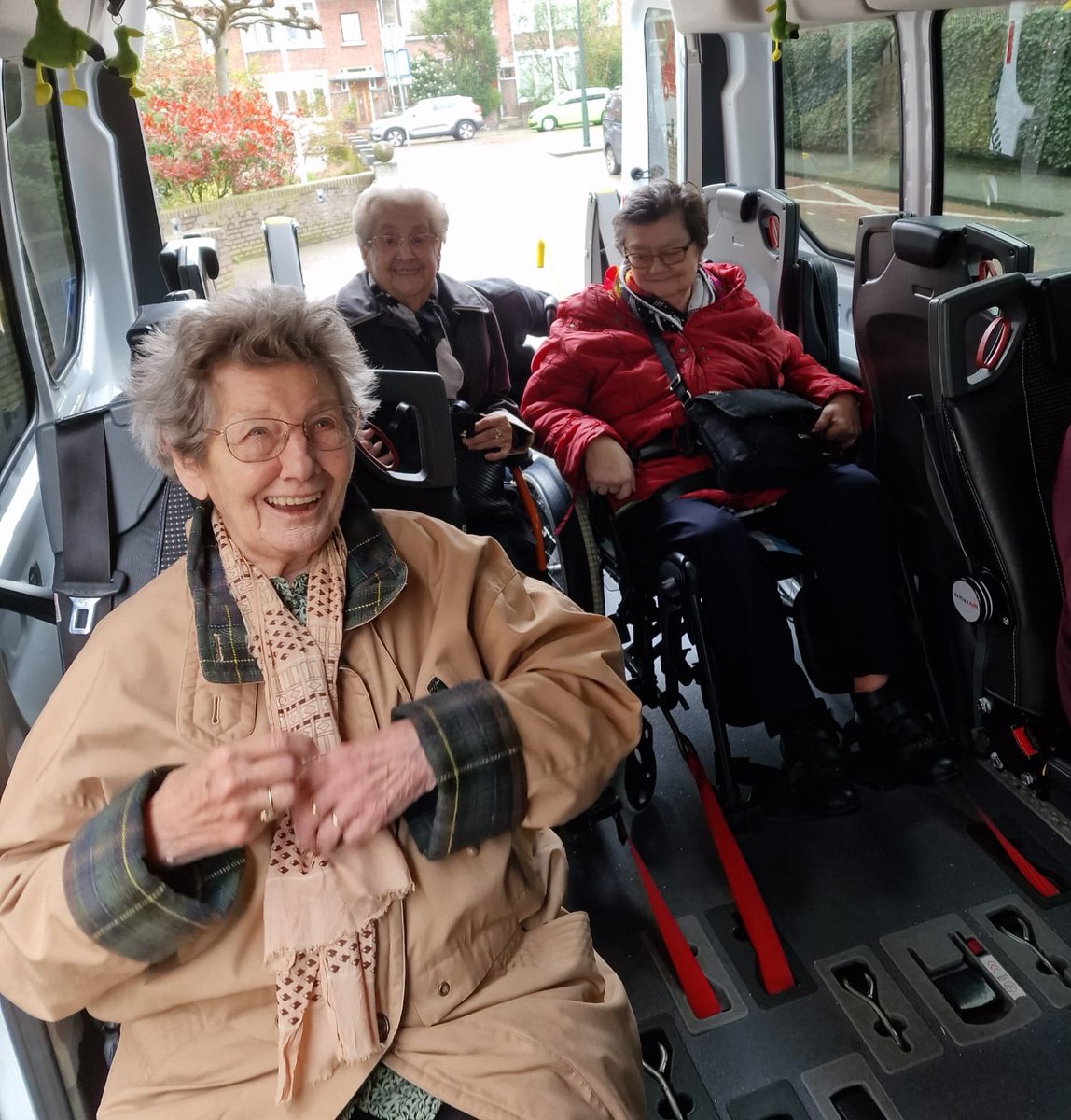 Een leuk busritje voor een aantal dames van The Living Stone. Het vrolijke gezelschap genoot van een mooi rondje #denhaag en #scheveningen.
#stichtingeykenburg #denhaag #ouderenzorg #welzijn #thuiszorg #woonzorg #zorgsector