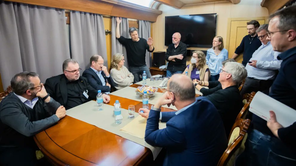 OstAusschuss's tweet photo. 🇩🇪 Delegation u.a. #OstAusschuss, @Der_BDI, @DIHK_News mit Vizekanzler Robert Habeck in Kiew eingetroffen💡Gespräche über Beteiligung am Wiederaufbau der #Ukraine🇺🇦👉https://t.co/KBB4TSAOte
📷Christoph Soeder (dpa) #ServiceDeskUkraine https://t.co/l1b6vGvQIq