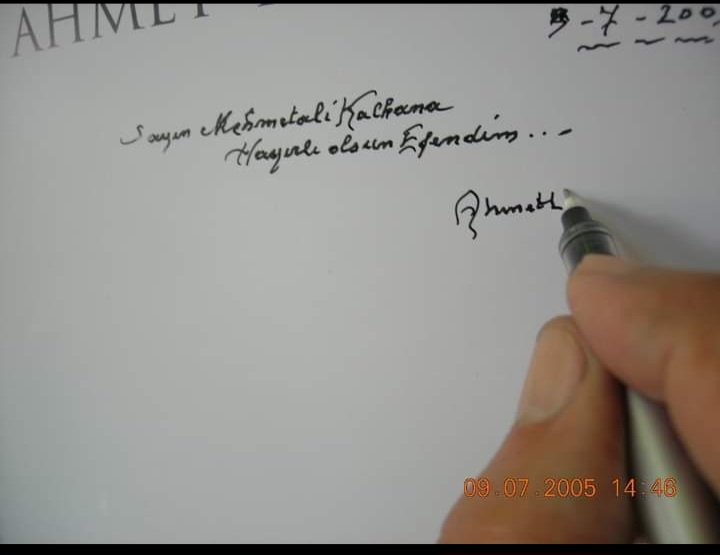 Yıllar önce Kütahya'ya gitmiş, büyüklerim ve dostlarımla "Sular Ressamı Ahmet Yakupoğlu"nu ziyaret etmiştik.
Bu güzel insandan çok etkilenmiş, oturmuş o günü anlatan bir yazı yazmıştım: "Tuvalde Akışan Sular."
Yazı bu başlıkla internette mevcut.
<a href="/M_AliKalkan/">Mehmet Ali Kalkan</a> 
<a href="/STURAN2100/">Selahattin Turan</a>