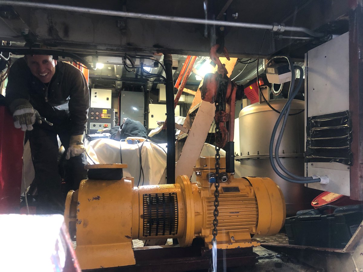 LuytGroep's tweet photo. 🔧Technisch maatwerk door #LUYT in #machinekamer van WR-80 'Simon Albert' (Gebr. Bert & Cees Wagemaker) om de #garnalenkotter te laten voldoen aan strenge eisen voor #stikstofuitstoot: levering & inbouw #katalysator in #uitlaatsysteem van #hoofdmotor C12 & installatie AdBlue tank https://t.co/7UBLWa4OuU