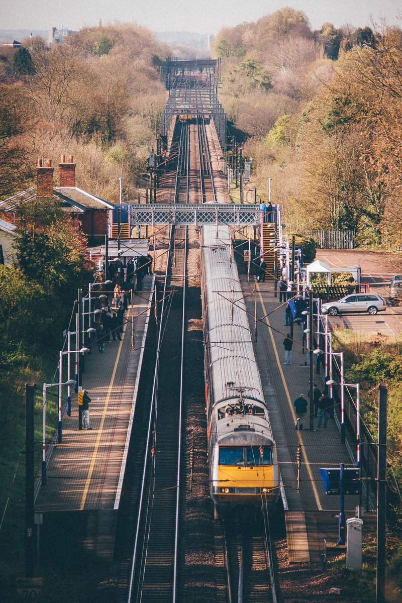 Wonderful Welwyn North <a href="/GNRailUK/">Great Northern</a> and <a href="/LNER/">London North Eastern Railway</a> East Coast station symmetry.
Credit: Driver Yogi @TrainDriverRNLI

#RailwaySymmetry #Symmetry #WelwynNorth #Welwyn #GreatNorthern #EastCoast #LNER