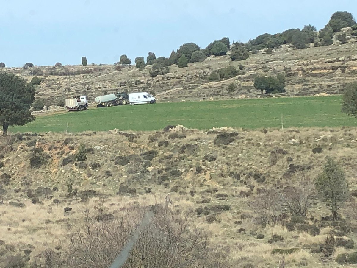 NoMatCCastello's tweet photo. 🔴Última hora🔴

▶️@ACCIONA ja ha entrat a destrossar bancals a la dena dels Llivis (Morella) per dur a terme l'estudi geotècnic necessari per poder construir la macroplanta fotovoltaica de 1700ha

⁉️Heu autoritzat aquest accés @Ajmorella?
Les famílies que treballen les terres NO https://t.co/6X8MDsUMve