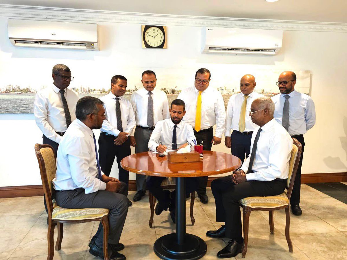 Bigeym's tweet photo. މަރުޚަބާ@Ali_Ham33dހުޅުވިފައިވާ ދޮރަކީ ގައުމުގެ އިޖުތިމާއީ އަދި  އުމްރާނީ ތަރައްގީގެ ރަންޒަމާނެއްގެނުވި ހެޔޮވިސްނުމަށް ފަހިވެފަވާ ސާދާދޮރެވެ. އުނދަގޫތަކާއި، ގޮންޖެހުމުން، ��ިރިވިޔަނުދީ ތިޔަ ހިޔާރުކުރެއްވީ މި ގައުމުގެ މަސްލަހަތެވެ. https://t.co/SnIzvoef6P