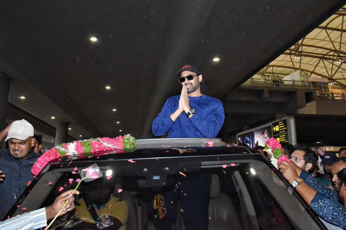 khabarwala24's tweet photo. Fandom like never before! 😍🙌🏻
After the successful teaser of the film #Chatrapathi the bollywood debutant Sreenivas Bellamkonda gets a grand welcome at the Hyderabad airport.

#SreenivasBellamkonda @BSaiSreenivas @Penmovies #JayantilalGada #PenStudios #PenMarudhar https://t.co/DeaEE2pTOc