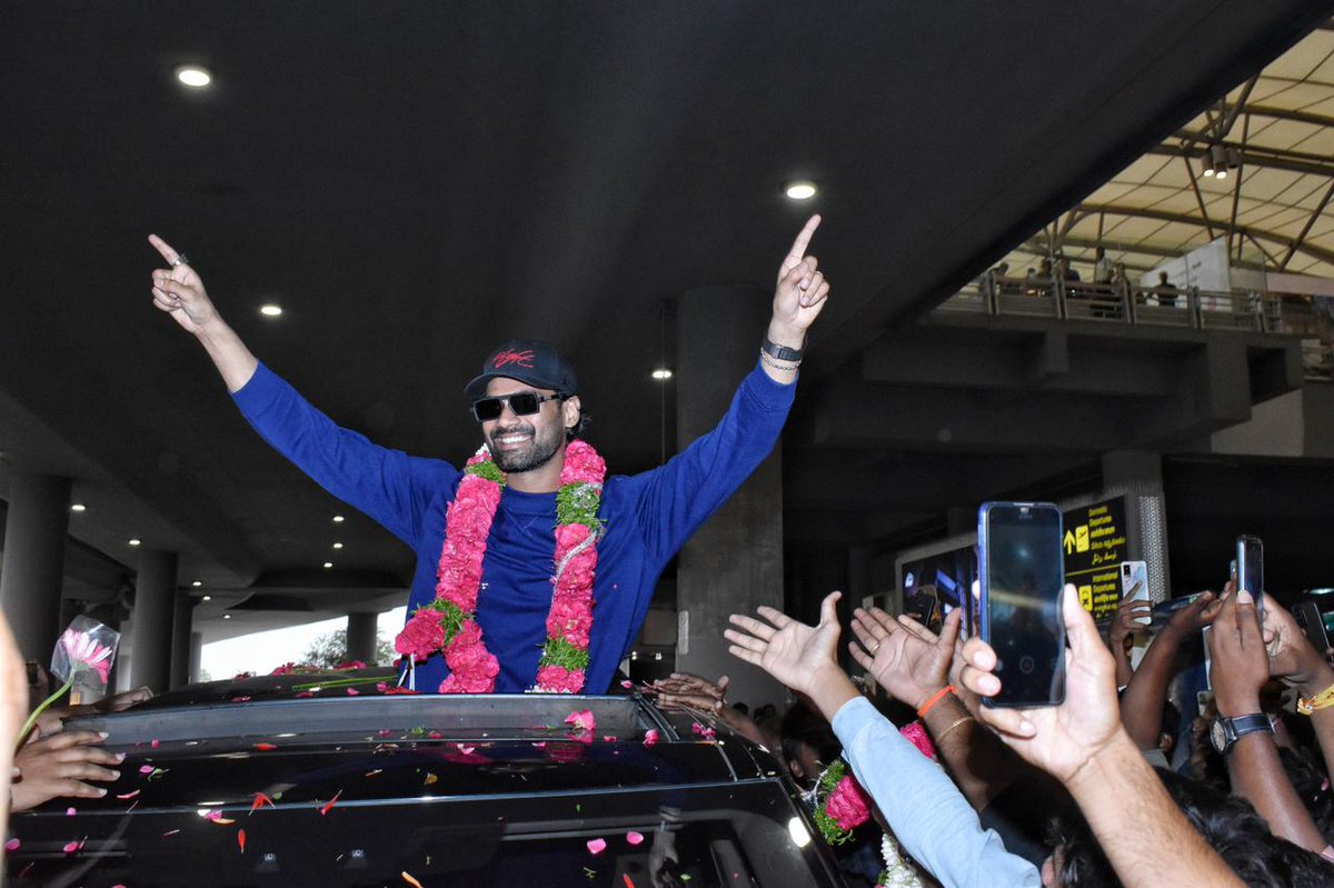 khabarwala24's tweet photo. Fandom like never before! 😍🙌🏻
After the successful teaser of the film #Chatrapathi the bollywood debutant Sreenivas Bellamkonda gets a grand welcome at the Hyderabad airport.

#SreenivasBellamkonda @BSaiSreenivas @Penmovies #JayantilalGada #PenStudios #PenMarudhar https://t.co/DeaEE2pTOc