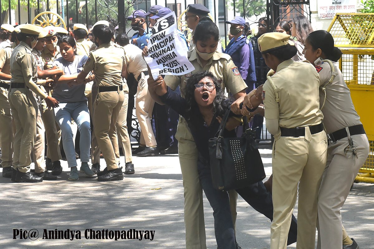 ANINDYAtimes's tweet photo. Through my lens--Students of #IPCW with other organisation @SfiDelhi @AISA_tweets @krantikari_yuva #protest on Monday in front of the college's gate “demanding” answers from the administration for the security lapse during the college festival held last week. Pix @ANINDYAtimes https://t.co/WJQZ0vu4n7