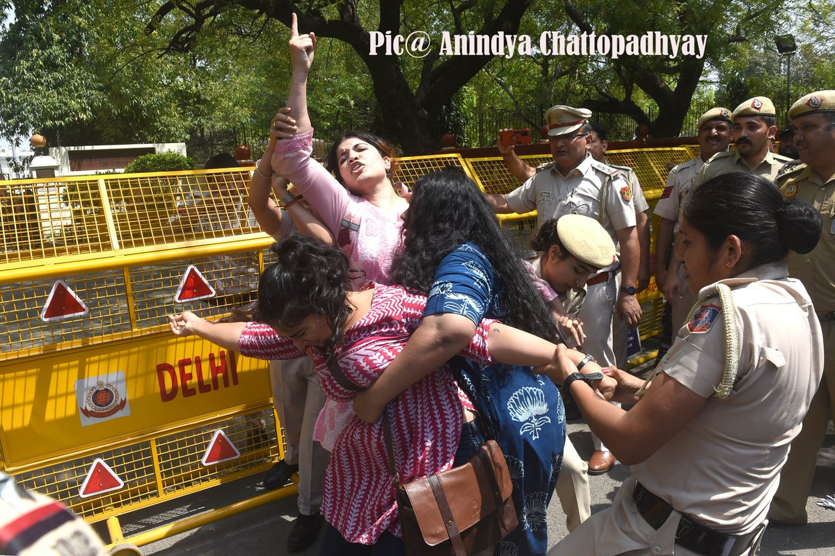 ANINDYAtimes's tweet photo. Through my lens--Students of #IPCW with other organisation @SfiDelhi @AISA_tweets @krantikari_yuva #protest on Monday in front of the college's gate “demanding” answers from the administration for the security lapse during the college festival held last week. Pix @ANINDYAtimes https://t.co/WJQZ0vu4n7