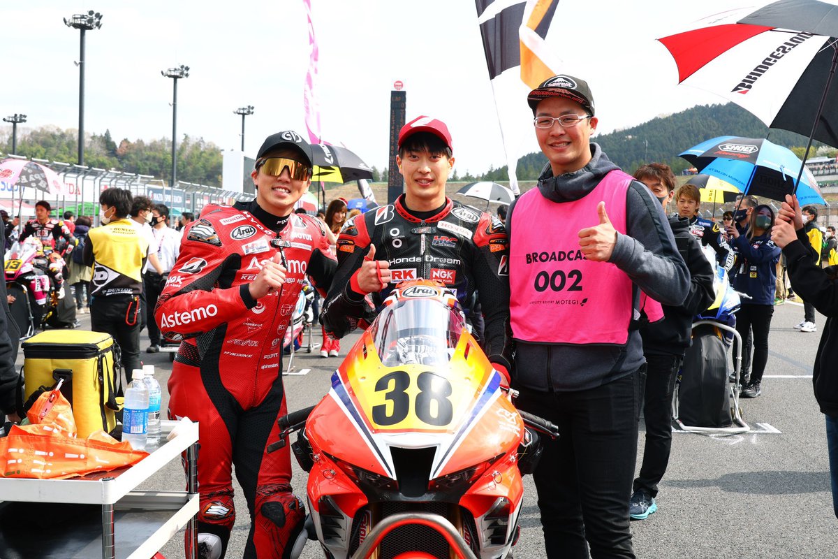 暇なら来なよって言ったら遂にグリッドにまで来た。RACE１の決勝後は反省会を開いてRACE２のグリッドでは桜井ホンダ同窓会を開いた。先輩ヅラでたまに嫌いだけど中々良い奴なんだな。ありがとね多謝

#ヒマハラチャレンジ