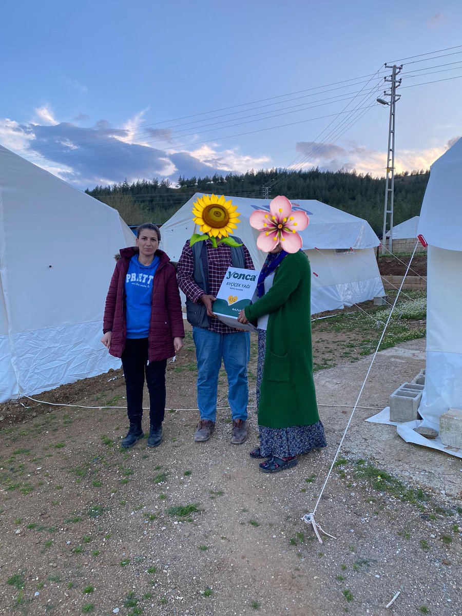 doc_enc's tweet photo. Deprem yaralarını sarmak için öğretmenlerimiz, öğrencilerimiz ve velilerimizin destekleriyle hazırlanan kolileri depremzedelere ulaştırdık. Tek yürek olduk, iyilikte yarışıyoruz. @yasintepe @erdalkilinc27 @sahinbeymem @erdaltrn27 https://t.co/61JpzdCIEI
