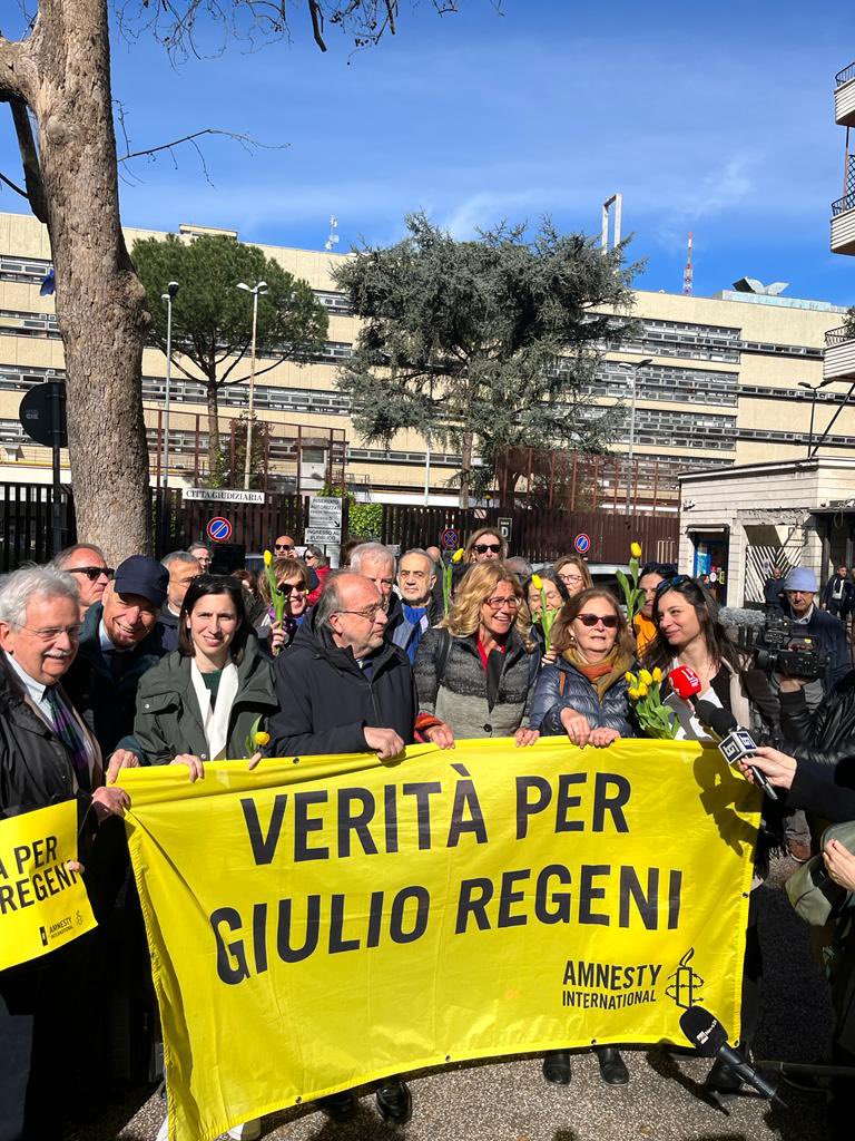 ellyesse's tweet photo. Stamattina prima dell’udienza sono andata a esprimere di nuovo vicinanza alla famiglia di Giulio Regeni e alle tante persone che in questi anni non hanno mai smesso di chiedere verità e giustizia. Crediamo fortemente che il processo ai suoi assassini debba andare avanti. https://t.co/ApUo8LW9S2