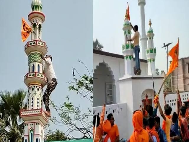 mohd_uved's tweet photo. • हम हर चीज़ में टैक्स देते है
• हम तुम्हारे धर्मों का सम्मान करते है
• हम सहनशील है
• हम देश के विकास में योगदान देते हैं
• हमें ही गौरक्षको द्वारा मारा जाता ��ै

हम कुछ नहीं चाहते हमारे घरों , मस्जिदों , मदरसों पर आतंकियों से हमले करवाना बंद करो

#IndianMuslimsUnderAttack https://t.co/VclqcFAuWD