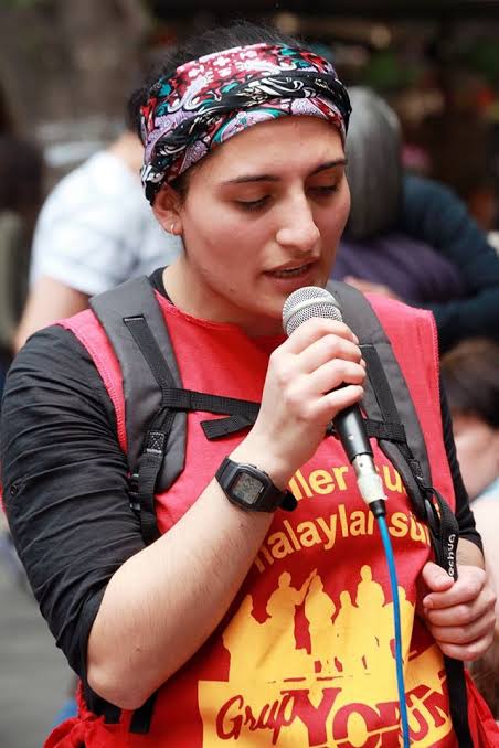 On this day 3 years ago,  Comrade Helin Bölek, a member of banned  Turkish left-wing folk band #GrupYorum, fell martyr. 

The revolutionary singer had died after 288 days of being on hunger strike, demanding an end to the ban on her revolutionary songs.