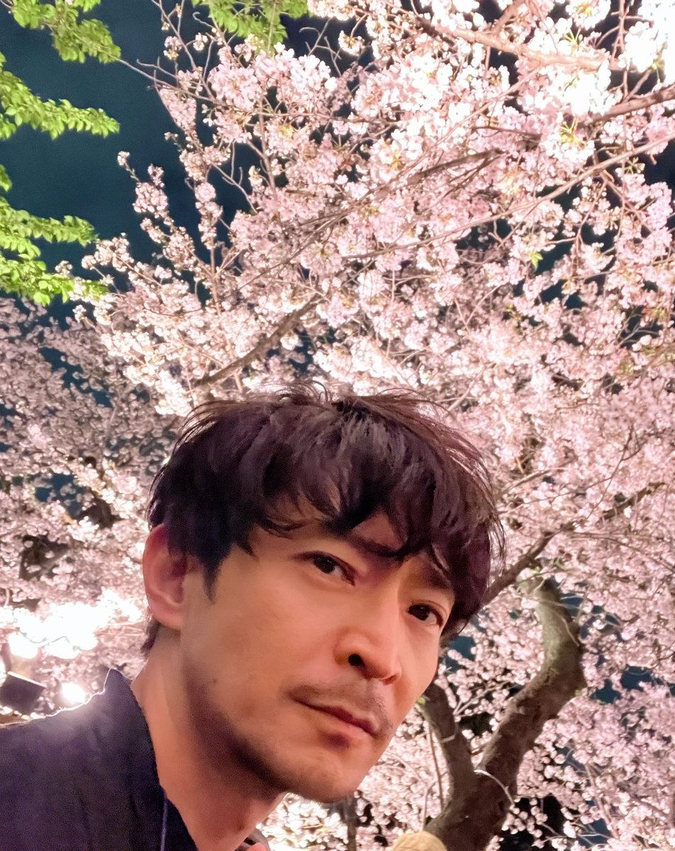 先日、満開の桜の樹の下で

The other day, under the cherry tree in full bloom.

#津田健次郎 #ツダケン #kenjirotsuda #tokyo #poorenglish