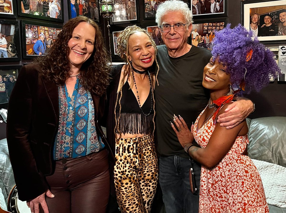JesseBluesBRI's tweet photo. With three very talented friends- Audrey Michelle (my co-host and producer on Blues Radio International), Anne Harris (award winning roots violinist) & Kat Riggins (multiple Blues Music Award nominated vocalist). @anneharris @katriggins #funkybiscuit
#anneharris #katriggins https://t.co/gRIhgf1Yk7