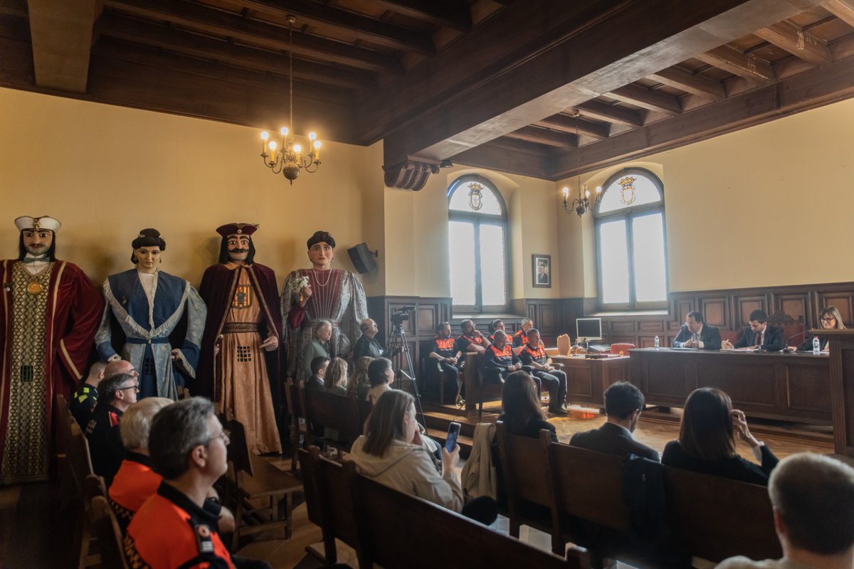 emergenciescat's tweet photo. Divendres es va fer a @ajtcardona un acte de reconeixement a la feina i compromís de l’Associació Voluntariat Protecció Civil @AVPCdeCardona 

L’acte, presidit per l’alcalde i el conseller @interiorcat, va comptar amb la presència de la directora de Protecció Civil Marta Cassany https://t.co/h02khPIEm6