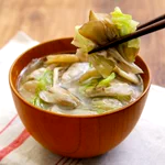 最初に『炒める』だけで美味しさアップ♪『まいたけ』たっぷりの絶品『お味噌汁』