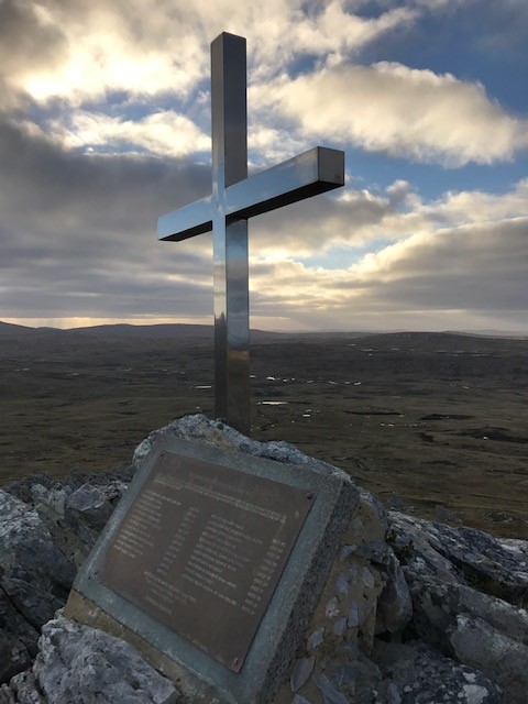 FalklandsinUK's tweet photo. At dawn on 12th June we remember those who fought overnight, 41yrs ago, in the battles of #MountLongdon #3Para #2Para #RAMC; #MountHarriet @RoyalMarines #42Commando #NP8901 @3Cdo_Bde ; #TwoSisters @45CdoGp . #FalklandIslands #Falklands @TheParachuteReg
#RoyalArtillery https://t.co/BPrY5p8J1p