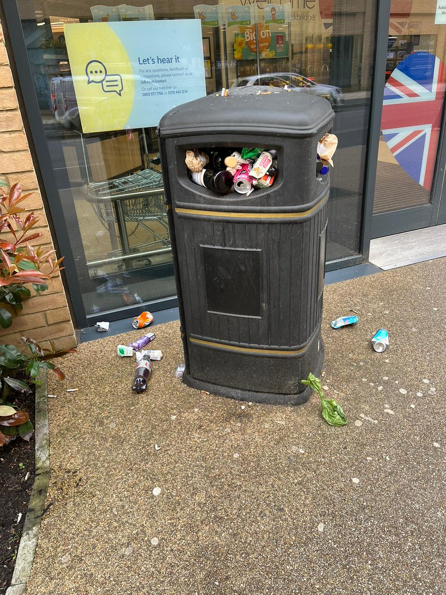 DorisDaleOct4's tweet image. @LidlGB  Hygiene issue with the Hackbridge store due to filthy, overflowing bins outside the entrance, not cleared up for days despite staff being made aware several times. Dog poo all over the pavement, being walked into the store?? #hackbridge #Lidl #dirtybins #unhygienic 💩