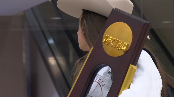 LEX18News's tweet photo. The Transylvania women's basketball team returned to Lexington early Monday morning as your 2023 NCAA DIVISION III CHAMPIONS. 🏀🏆

MORE: https://t.co/AES02N8ceC https://t.co/uhThWHDaFL