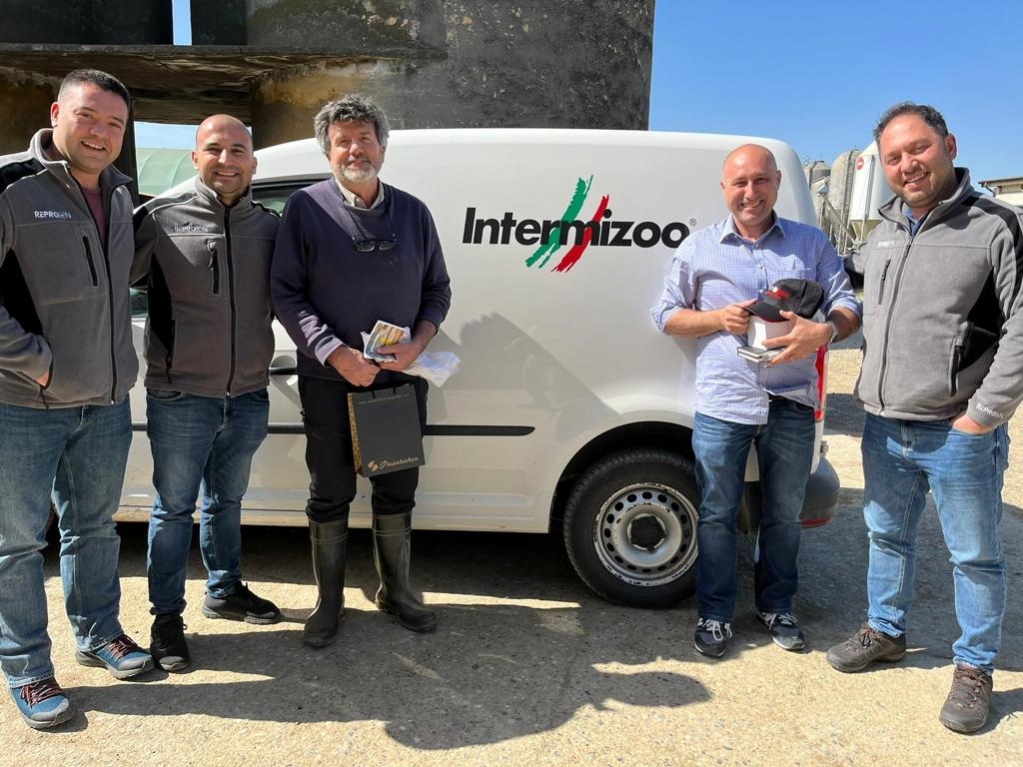 Intermizoo's tweet photo. 🇹🇷 Amichi dalla Turchia🇹🇷
▪ Nei giorni scorsi ci hanno fatto visita i nostri collaboratori di Reprogen Hayvancılık  dalla Turchia, per visitare alcuni allevamenti italiani e ispezionare le figlie dei tori Intermizoo, e infine per… https://t.co/A1ZjIwBpOf https://t.co/T9gLecjiDb