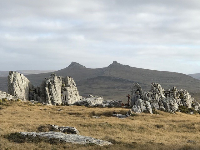 FalklandsinUK's tweet photo. The final battles, 41 years ago tonight #OTD
@scots_guards on #Tumbledown & @TheParachuteReg on #WirelessRidge, with #Stanley before them. #Falklands. #WeWillRememberThem @alastairbruce_ @SAMA82office https://t.co/TZxRubayKj