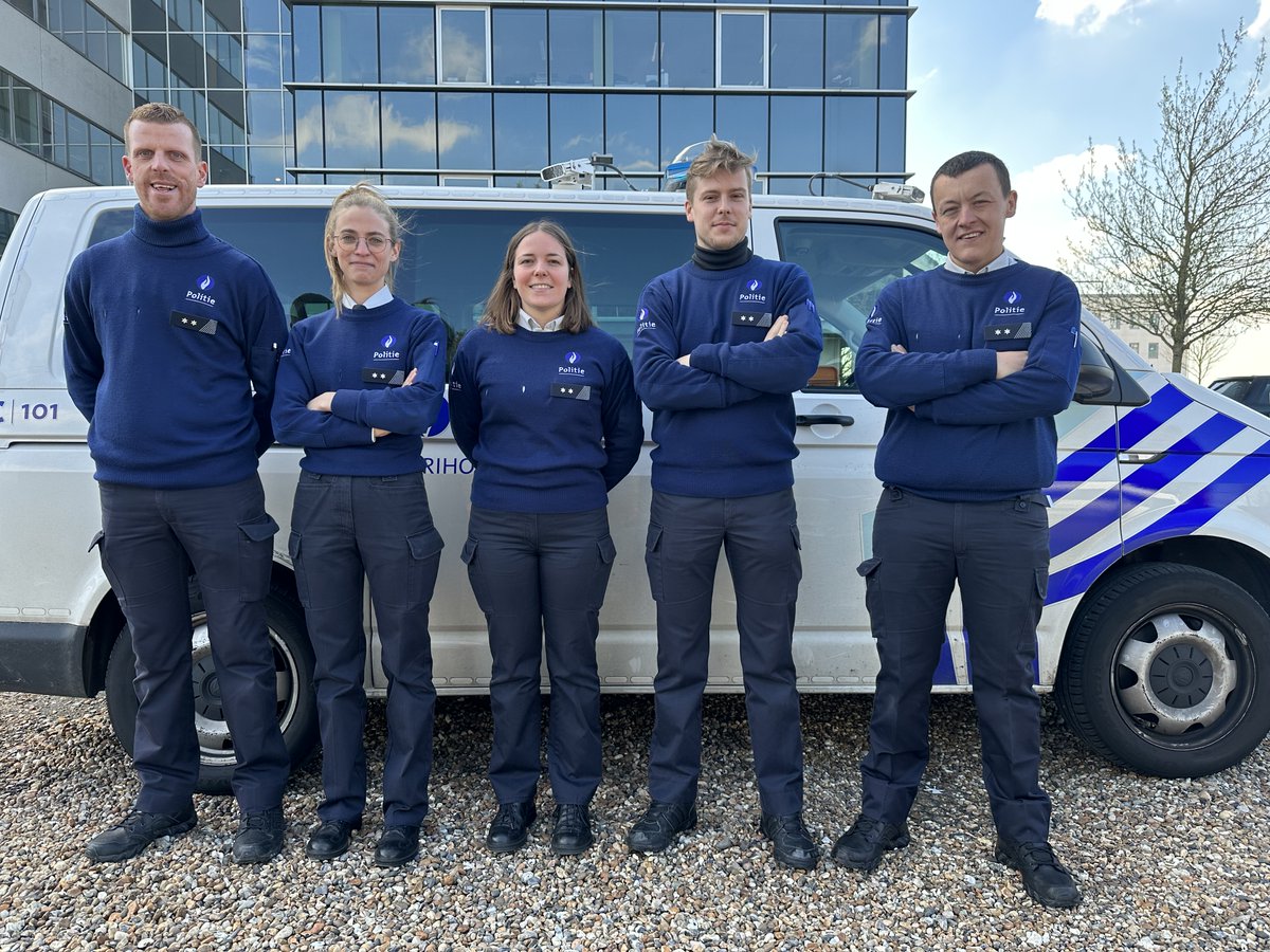 Na een intensieve opleiding aan de politieschool gaan vijf nieuwe inspecteurs aan de slag in ons korps. Als inspecteur bij de interventiedienst staan ze dag en nacht paraat voor alle dringende hulpverlening in de politiezone. 👮 Welkom Alexander, Keya, Chloë, Sander en Jasper!
