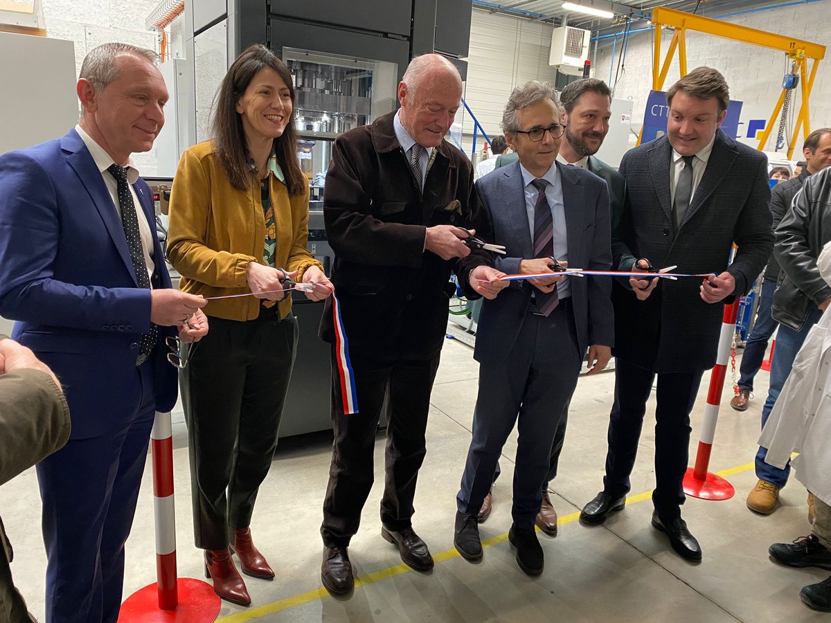 Au CTTC à Limoges ce matin pour l’inauguration d’une ligne pilote de fabrication de céramiques semi-conductrices pour les bougies d’allumage pour l’aéronautique. Ce projet soutenu par la Région <a href="/NvelleAquitaine/">Nouvelle-Aquitaine</a> va permettre de relocaliser cette fabrication en France <a href="/al_rousset/">Alain Rousset</a>