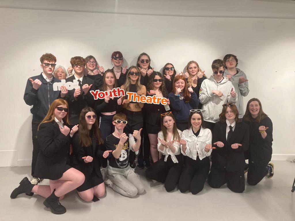 CoLimkYT's tweet image. A huge thank you to all @riverbankarts for having us yesterday to perform #ModelBehaviour @NTConnections! Congrats to @WatYouthArts, Mr Sands Youth Theatre, & Straffan YT for all your hard work! Great to have Alan King from @YouthTheatreIrl pop in for a visit after the show.