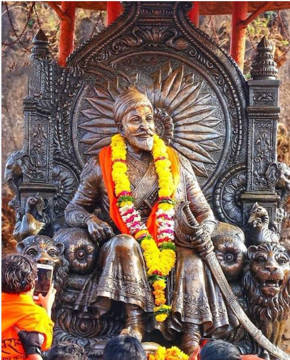 राष्ट्र के गौरव और सम्मान की रक्षा के लिए अपना संपूर्ण जीवन समर्पित करने वाले माँ भारती के वीर सपूत छत्रपति शिवाजी महाराज जी की पुण्यतिथि पर उन्हें कोटिशः नमन🌸🙏 जय भवानी 🌺🙏 जय शिवाजी 🌺🙏