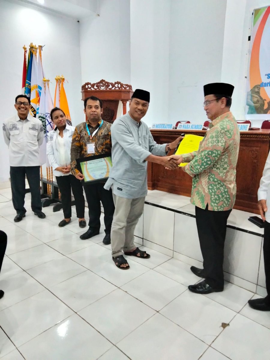HMuhammadSaid5's tweet photo. Penyerahan  *Permohonan Rekomendasi Masjid H.Muhamnad Suyuti* ke Kepala Kantor Wil.Agama Propinsi Sul Sel https://t.co/MCj2IM2Yni