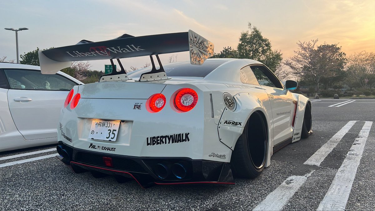 _l4m's tweet photo. LibertyWalk  R35 GT-R 納車されました！
とりあえず嬉しすぎる✌️

中坊からの夢の車でまさか21歳で契約出来るとは思ってもなかった😂

楽しみます🤣

LBWorks乗りの方
R35 GT-R乗りの方
宜しくお願いいたします！🙇‍♂️

 #libertywalk  #R35  #GTR  #納車 https://t.co/RcsVqqa31k