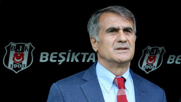 Derbide teknik direktörlerin %98’i devrede hucum çıkarıp savunmacı alırdı. Şenol Güneş ve ekibi 2 hucumcu aldı. 

Bunun da ötesinde Türkiye’deki herkes 10 kişiyken derbi deplasmanında öne geçtiyse savunmacı alırdı. 1-2 olduğunda ŞG aynı oyuna devam etti.

O yüzden çok büyük hoca.