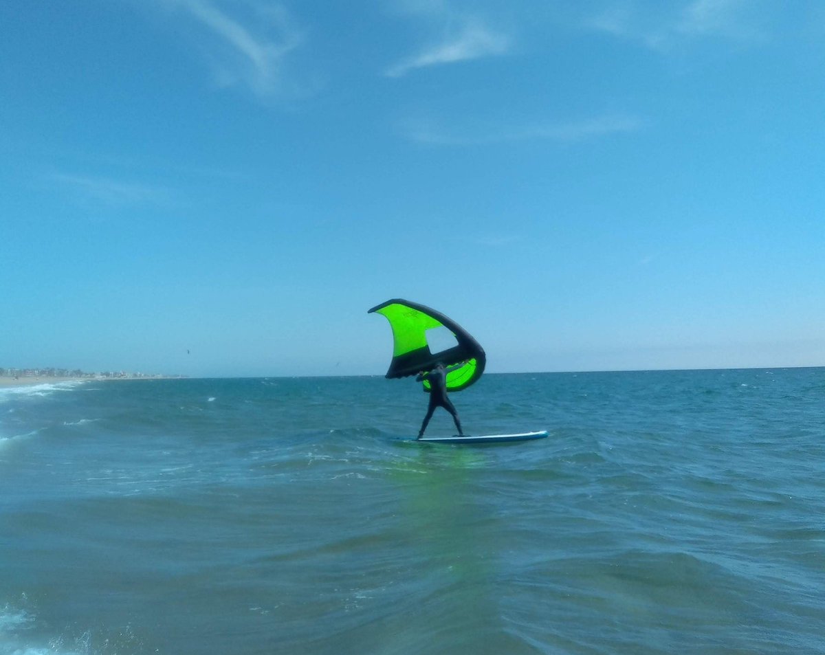 Estos días nuestros alumnos están disfrutando mucho con las clases de Wing Sup 🤙 #haciaelsup #surfbarcelona #Garraf #Barcelona #Sitges
