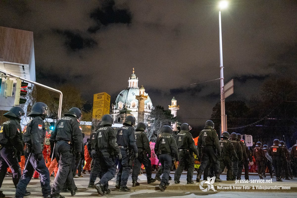 Am 28. März demonstrierten in Wien etwa 5.000 Personen gegen die #EuropeanGasConference. Die Demonstration begann am Stephansplatz und zog über die Ringstraße zum Karlsplatz. Eine Einordnung zum bemerkenswerten Polizeiaufgebot. #blockgas #w2803 #w0304