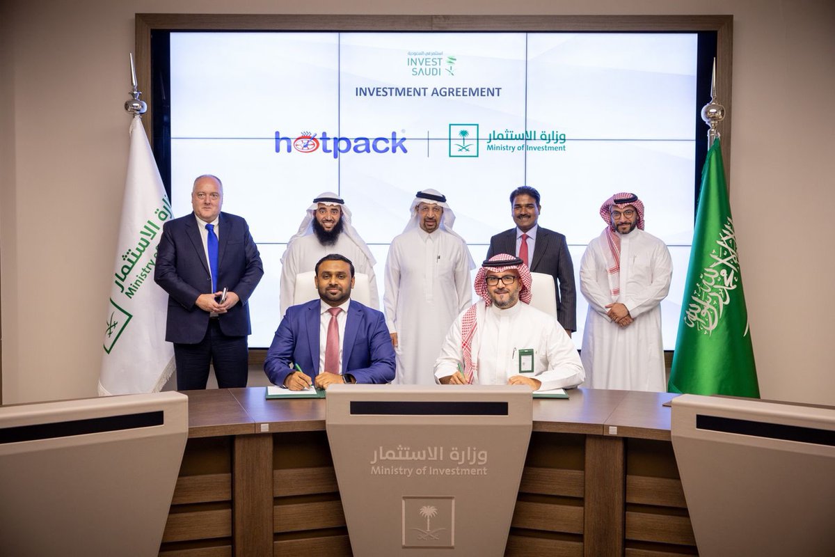 SaudiProject's tweet photo. #وزارة_الاستثمار توقع اتفاقية استثمارية مع شركة Hotpack لإنشاء واحد من أكبر المشاريع الصناعية المتخصصة في مجال التعبئة والتغليف للمواد الغذائية في #السعودية بقيمة مليار ريال، ويشتمل المشروع على صناعة مواد صديقة للبيئة وقابلة للتدوير والتحلل https://t.co/AuWMNdlSIS