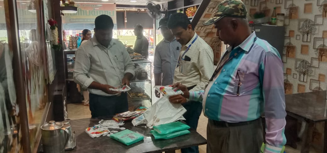 Commr_Gobi's tweet photo. கோபிசெட்டிபாளையம் நகராட்சிக்கு உட்பட்ட மொடச்சூர் ரோடு பகுதி மற்றும் சத்தி ரோடு பகுதியில் உள்ள  கடைகளில் விதியை மீறி ஒரு முறை பயன்படுத்தி தூக்கி எறியும் பிளாஸ்டிக் பைகள் பயன்படுத்துவோர் மீது அபராதம் விதிக்கப்பட்டது. https://t.co/213aDX9awi
