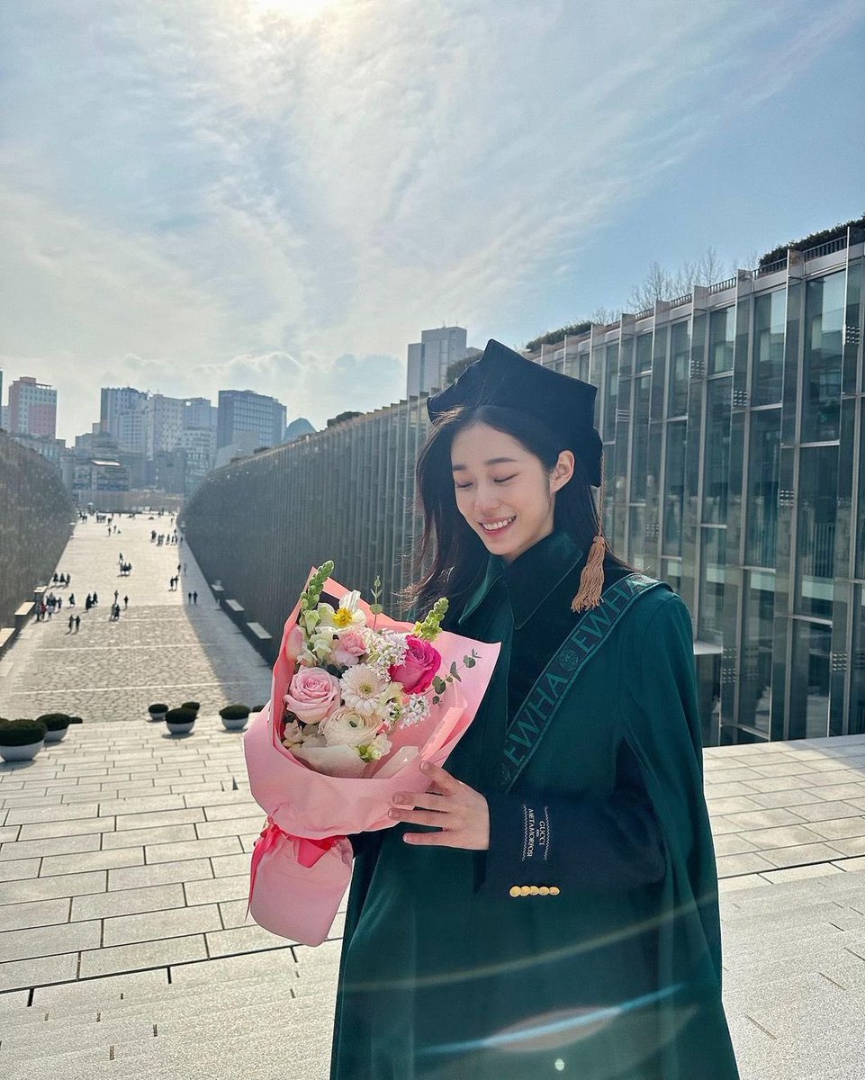 kdramatreats's tweet photo. Roh Yoon Seo just graduated from Ehwa University 🥺💕 https://t.co/7Cutn45dee
