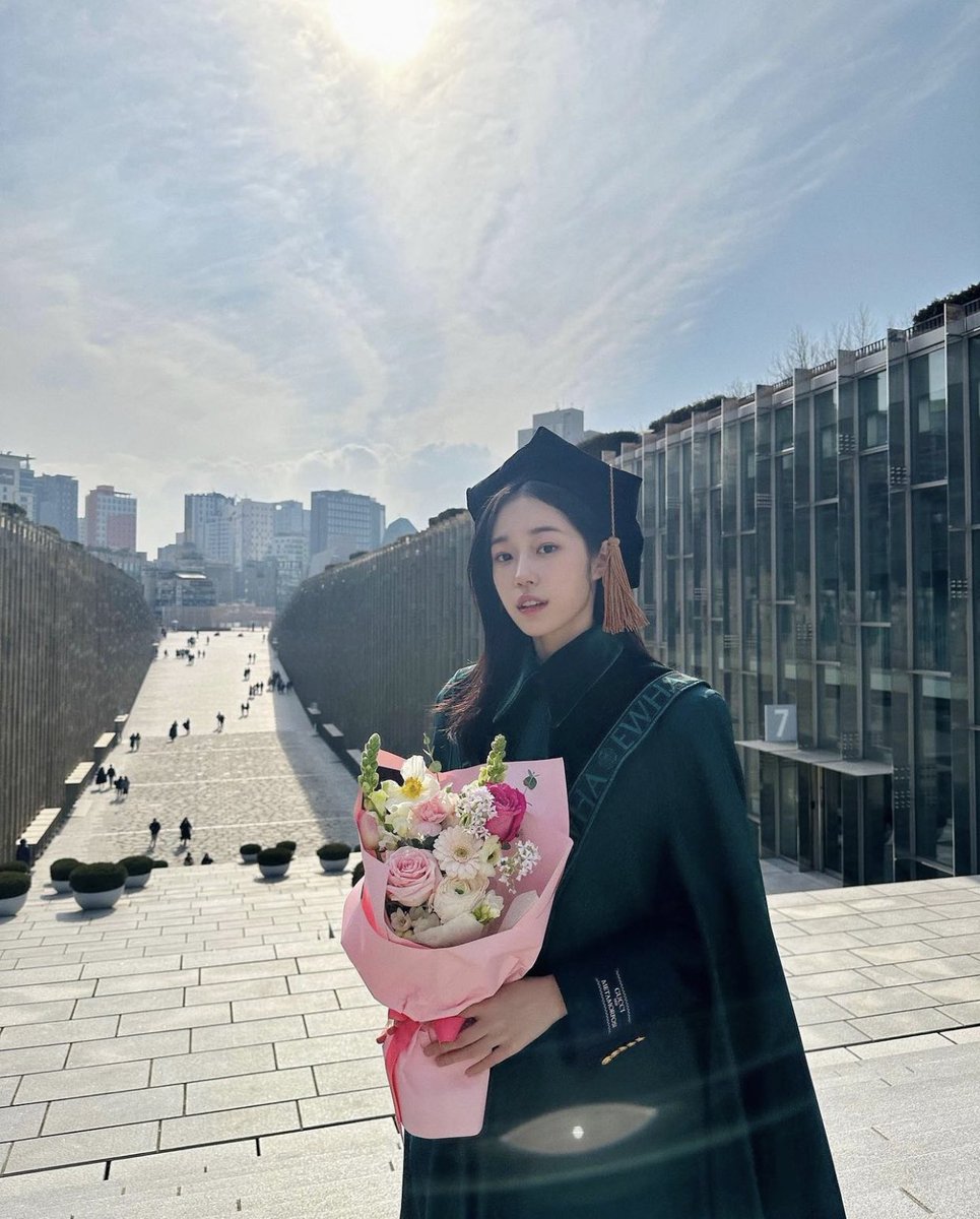 kdramatreats's tweet photo. Roh Yoon Seo just graduated from Ehwa University 🥺💕 https://t.co/7Cutn45dee