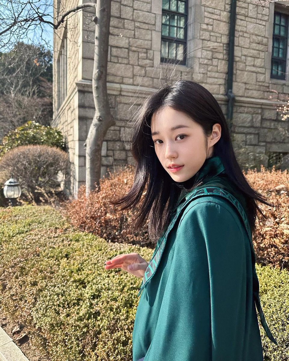 kdramatreats's tweet photo. Roh Yoon Seo just graduated from Ehwa University 🥺💕 https://t.co/7Cutn45dee
