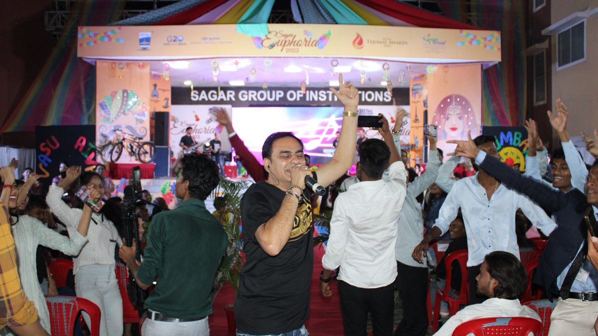SISTecRatibad's tweet image. A #Musical Evening by ZEE SaReGaMaPa Fame Mr. Akhilesh Tiwari was organized on the occasion of Sagar Euphoria 2023. The event was quite a success as proved by the hooting and cheers from our #students.

#bandperformance

Read More:
facebook.com/sagargroupofin…