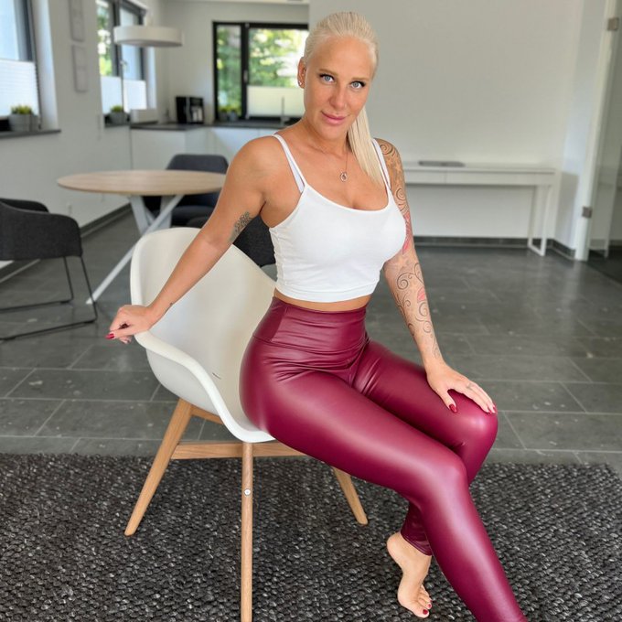 Hey Leute! 🔥👀 Schnappt euch jetzt meine rote High Waist Leggings auf https://t.co/PWSN3E3Tsp in der Auktion<a href="/tag/leggings"class="tags"><span>#leggings</span></a><a href="/tag/highwaist"class="tags"><span>#highwaist</span></a><a href="/tag/auktion"class="tags"><span>#auktion</span></a><a href="/tag/roteleggings"class="tags"><span>#roteleggings</span></a>