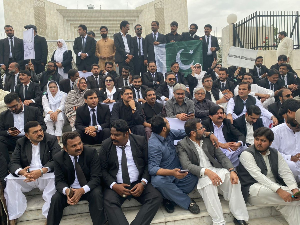 اسلام آباد ۔ چوہدری فیض اللہ کموکا (صدر پی ٹی آئی ویسٹ پنجاب) اور رانا عبدالحسیب ٹیپو (صدر پی ٹی آئی یوتھ ونگ سٹی فیصل آباد )سپریم کورٹ کے باہر پاکستان کے وکلاء کے ہمراہ چیف جسٹس آف پاکستان سے اظہار یکجہتی کے لیے موجود ۔۔۔