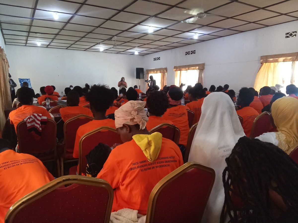 RusiziNYC's tweet photo. Aka kanya mu @RusiziDistrict hari kubera ibiganiro ku bangavu babyariye iwabo kubufatanye na @UNFPARwanda.
Aho bari kugaragaza aho bageze biyubaka nyuma yo kuba barabyaye bakiri bato n'ukwiheba bari baragize.
Ubu bishimira ko #FASACO @Imbuto babafashije kugarura icyizere. https://t.co/ioNDYIczk0